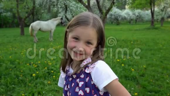 雀斑脸女孩送空气亲吻看相机春天花园的女儿视频的预览图