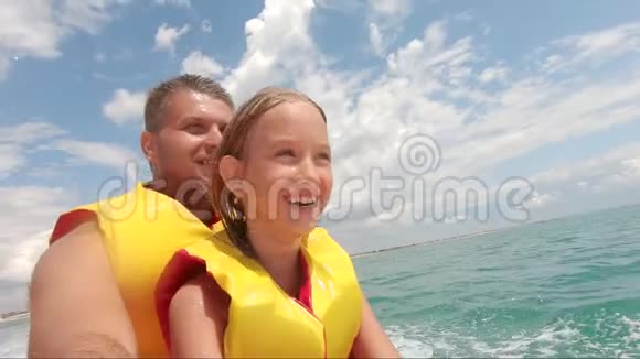 暑假期间父亲和女儿坐在水上观光船上视频的预览图