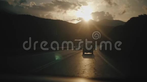道路从车上看在蜿蜒的汽车上视频的预览图
