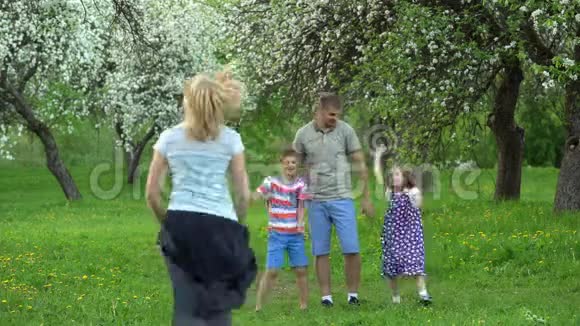 一个金发女人向她心爱的家庭男人女孩和男孩跑来视频的预览图