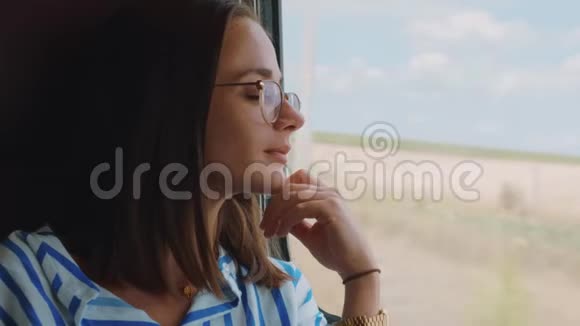 年轻女子坐火车旅行视频的预览图