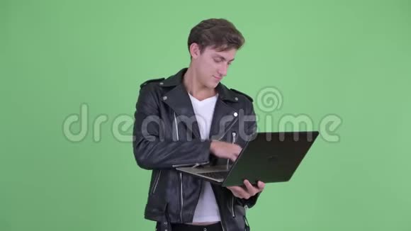 快乐的年轻叛逆者用笔记本电脑思考视频的预览图
