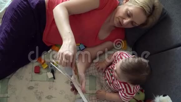 奶奶和宝宝在沙发上玩读书4k保姆或保姆视频的预览图
