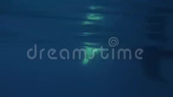 有趣的家伙从帆船的一侧潜入海里从水中射击视频的预览图
