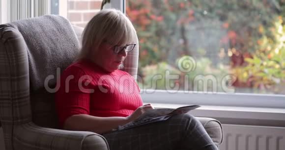 成熟的女人在家放松视频的预览图