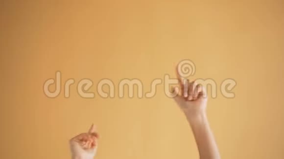 特写镜头女性的手在移动跳舞拍打手指然后拍手视频的预览图