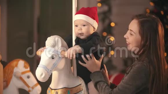 圣诞装饰工作室一位微笑的母亲站在婴儿车旁视频的预览图