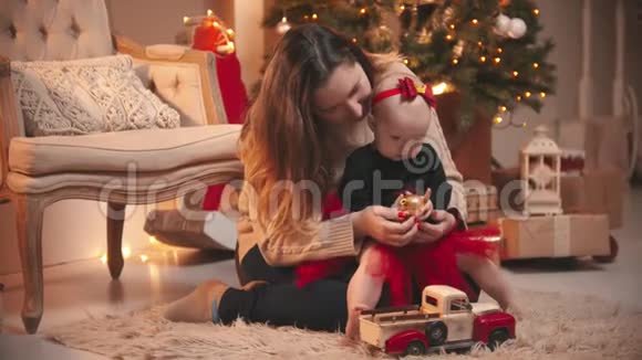 圣诞节一个女人和她的小女儿玩圣诞球视频的预览图