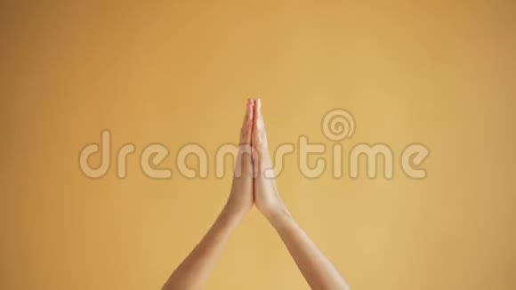 女性的双手做祈祷手势交叉手指用手掌做名字视频的预览图