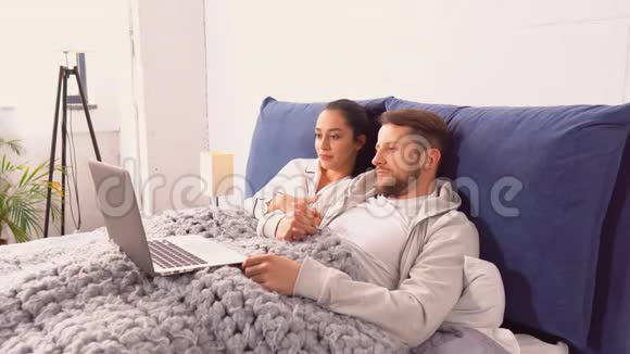男人和女人使用笔记本电脑进行网上购物视频的预览图