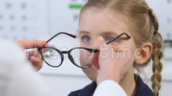 悲伤的女孩子戴眼镜开医生孩子不安全框架视频的预览图