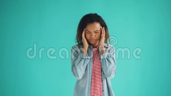 生病的非裔美国妇女头痛摸头的肖像视频的预览图