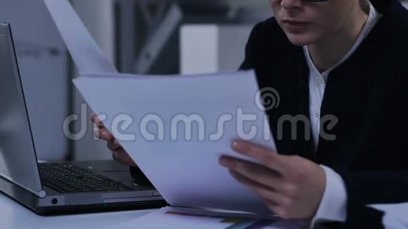 女商人在办公室做文书工作检查财务报表特写视频的预览图
