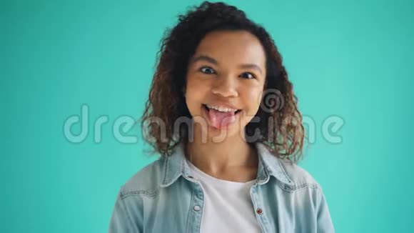可爱的非裔美国少女做滑稽脸和笑的肖像视频的预览图