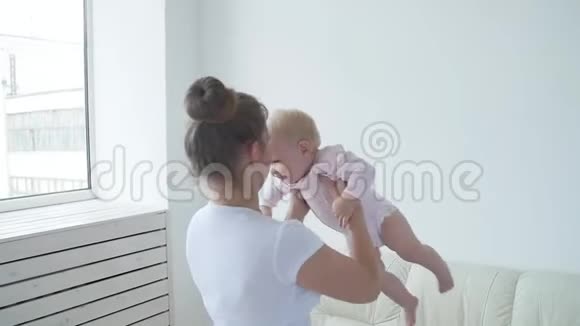 儿童和父母的概念母亲和她的小婴儿在家视频的预览图