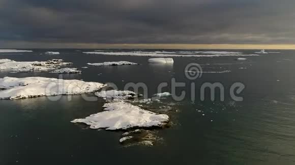 南极洲在冰雪覆盖的岛屿上的空中前景视频的预览图