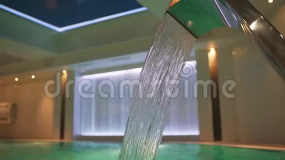 水池里的喷泉视频的预览图