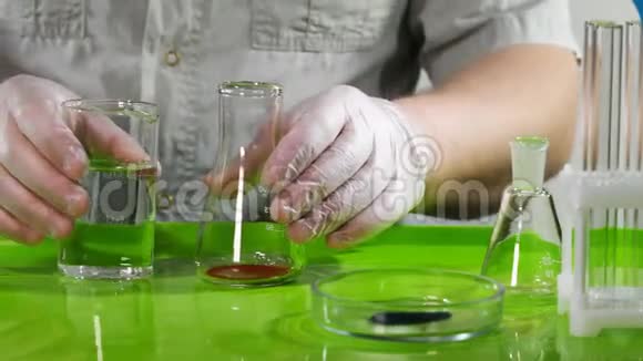 生物化学领域的科学视频视频的预览图
