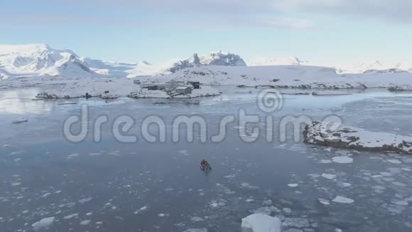 人们乘坐橡胶充气摩托艇在南极冰面航行到极地站视频的预览图