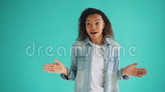 可爱的非裔美国女孩感到惊讶和惊讶的微笑的肖像视频的预览图