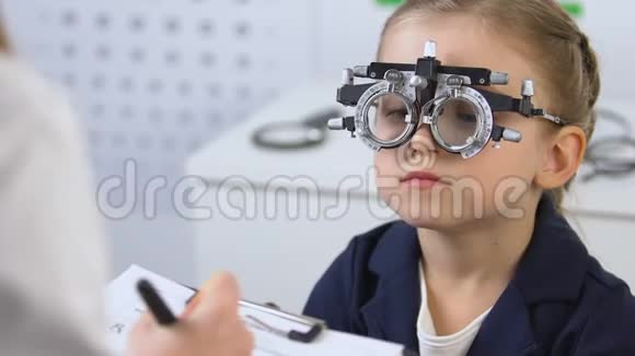 儿童在光学实验架看医生开眼镜眼科视频的预览图