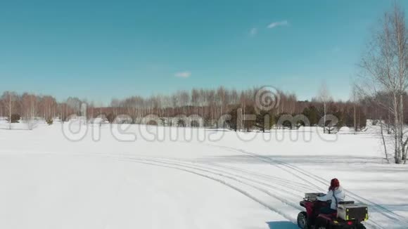 女人骑着一辆四人车在冬季跑道上视频的预览图