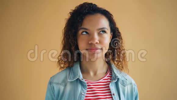 可爱的非裔美国女孩的特写肖像滚动着她的眼睛和微笑视频的预览图