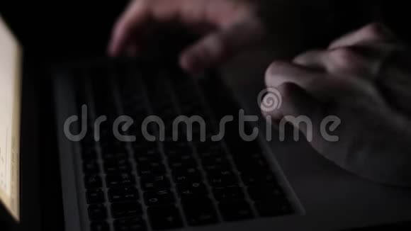 自由职业者编程在笔记本电脑与模糊屏幕特写把手放在键盘上视频的预览图