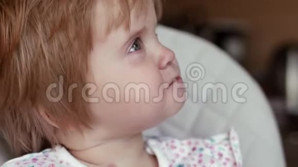 小女孩坐在高椅上慢慢地吃着干意面视频的预览图