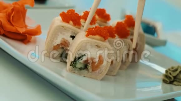 夏天午餐时拿筷子吃寿司吃传统美食理念慢镜头视频的预览图