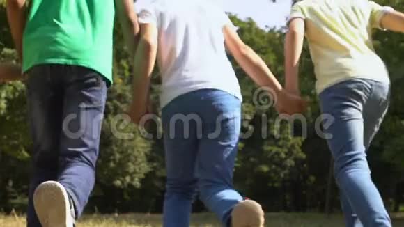 学校的孩子们手拉手一起跑公园暑假空闲时间视频的预览图