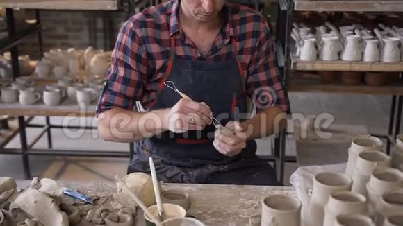 专注的男性陶工用粘土做东西视频的预览图