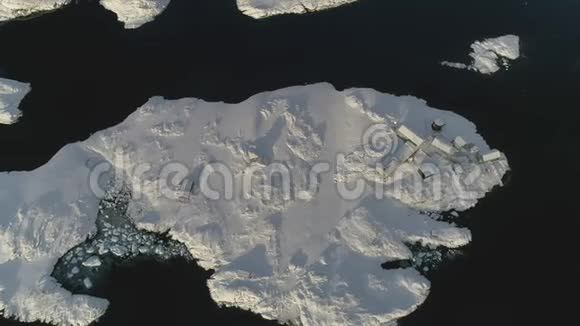 从上到下无人驾驶飞机俯瞰南极极地站弗纳德斯基基地视频的预览图