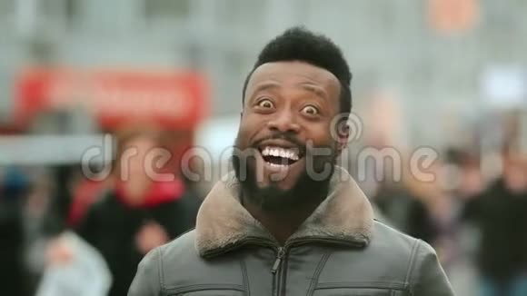 黑色的喜悦微笑非裔美国人开朗的男人快乐的非洲人民洁白的牙齿视频的预览图