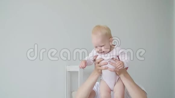 父亲举起女婴快乐的父亲抱起一个小孩家庭氛围幸福家庭视频的预览图