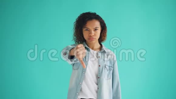 非洲裔美国妇女向前伸展手臂的肖像拇指向下视频的预览图
