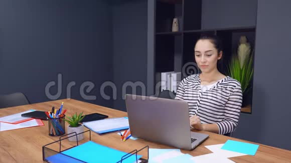 女人用笔记本电脑打了个视频电话视频的预览图
