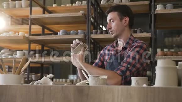 中年男子在陶器工作时注意力集中视频的预览图