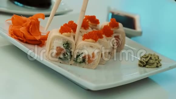夏天午餐时拿筷子吃寿司吃传统美食理念慢镜头视频的预览图