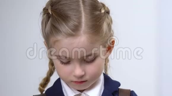 视力检查学校视力检查光学检查时遮盖眼睛的小女孩视频的预览图