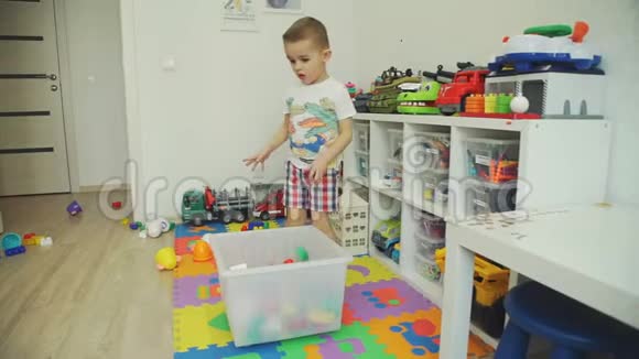 小男孩在塑料盒子里捡玩具视频的预览图