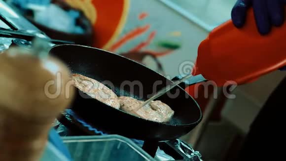 厨师在烤盘上用flambe风格制作牛排圆角牛排油和酒精火灾与明火美食视频的预览图