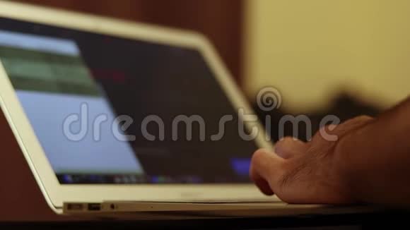笔记本电脑上的人编程特写侧视特写手放在键盘上开发人员工作视频的预览图
