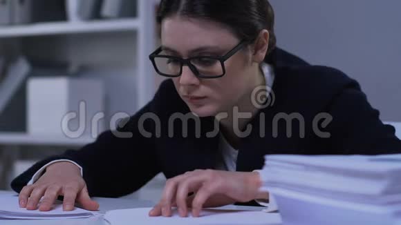 沮丧的女人辗转文件被工作淹没职业倦怠视频的预览图