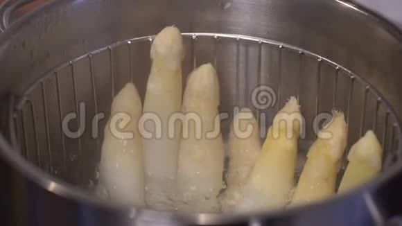 在装满沸水的锅里煮芦笋视频的预览图