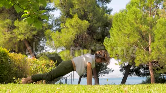 欧洲妇女在户外做瑜伽和放松运动健康的身体观念新鲜空气晨练视频的预览图