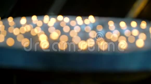 教堂里蜡烛点亮离焦视图视频的预览图