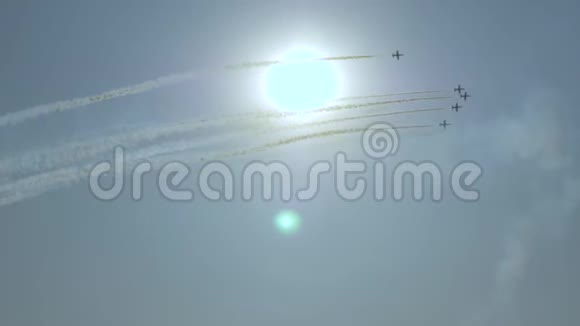 天空照耀着太阳飞机飞行留下灰色的脚印视频的预览图
