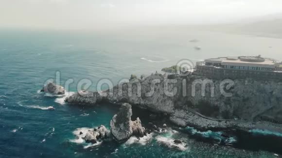 托米纳意大利西西里岛2019年8月未被承认的酒店度假胜地在一座岩石山海边泡沫水波视频的预览图