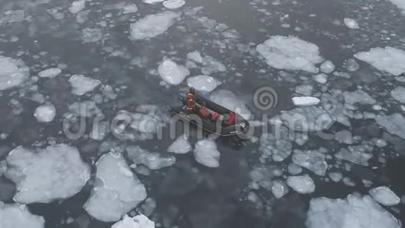 探险船上的人在障碍中航行在冰中航行俯视空中景色视频的预览图